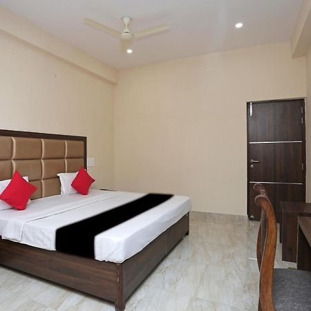 Capital O 37423 Golden Leaf Hotel Dehradun Esterno foto