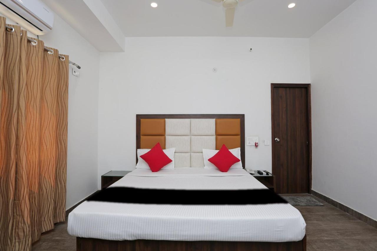 Capital O 37423 Golden Leaf Hotel Dehradun Esterno foto