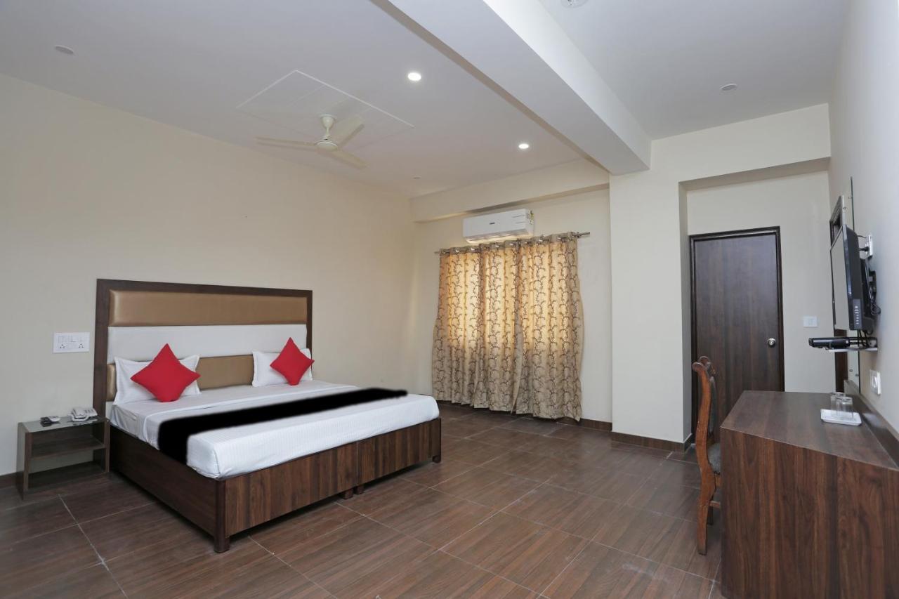 Capital O 37423 Golden Leaf Hotel Dehradun Esterno foto