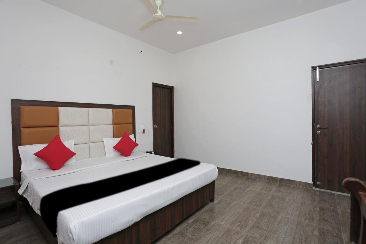 Capital O 37423 Golden Leaf Hotel Dehradun Esterno foto