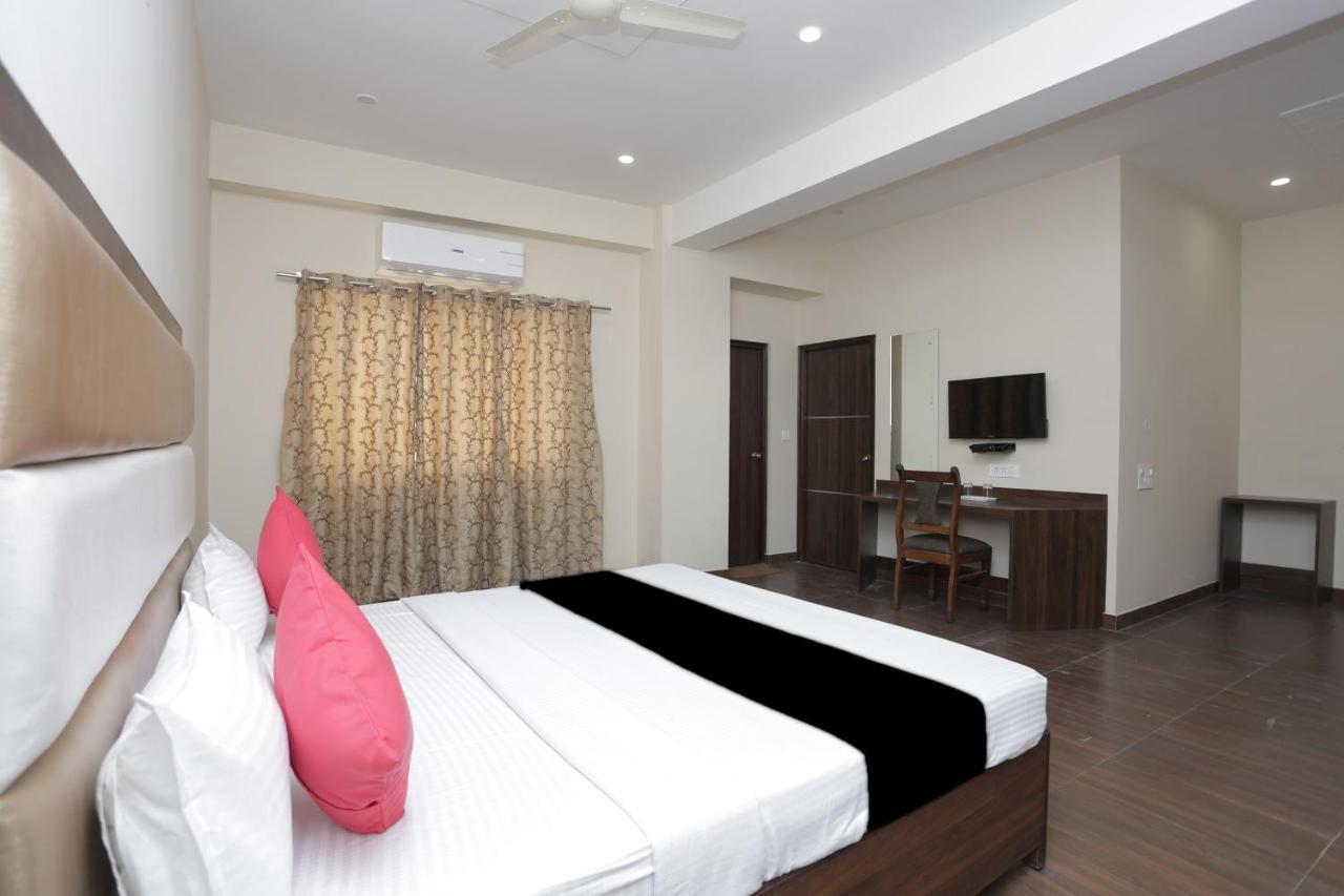 Capital O 37423 Golden Leaf Hotel Dehradun Esterno foto