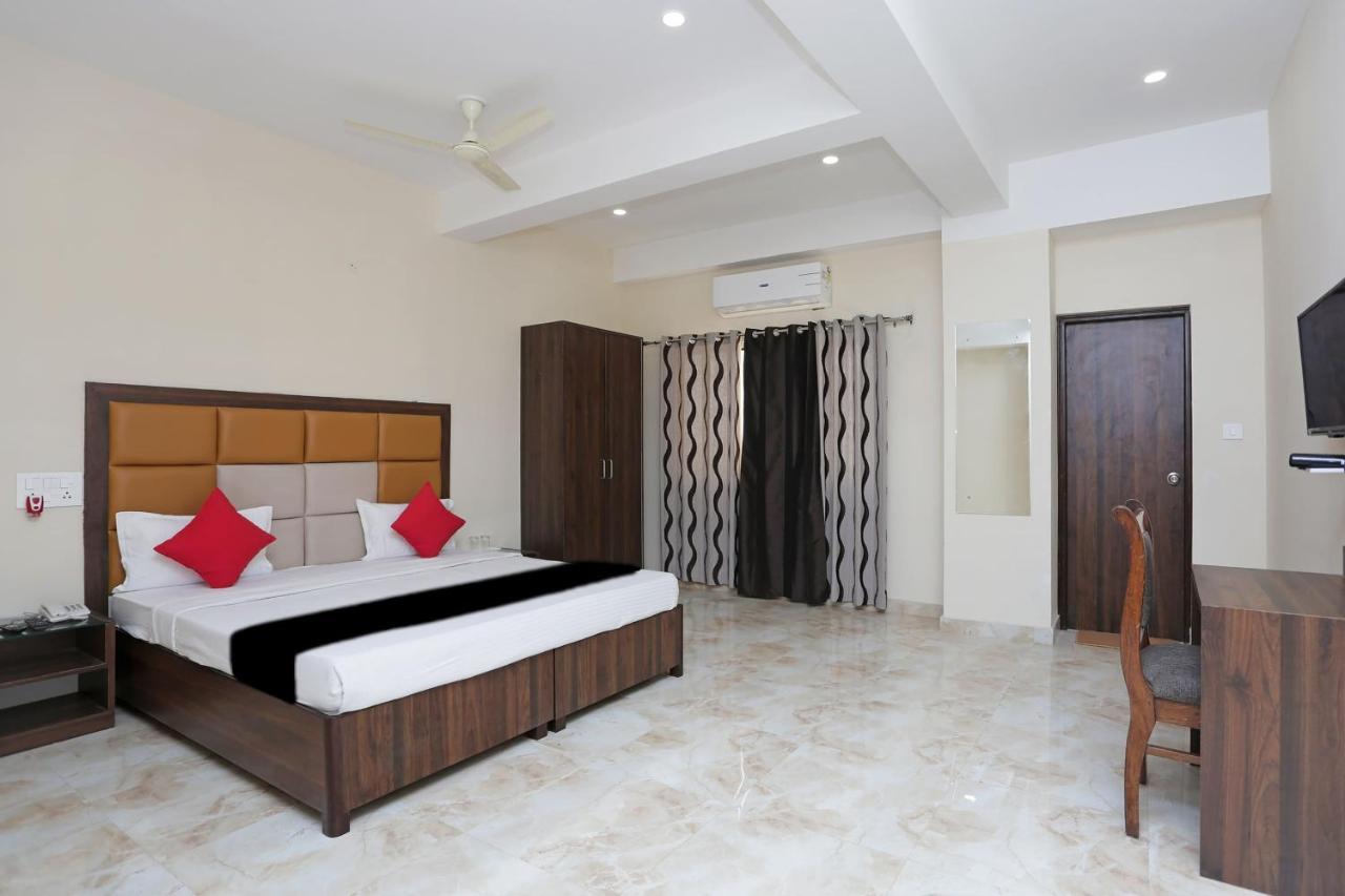 Capital O 37423 Golden Leaf Hotel Dehradun Esterno foto