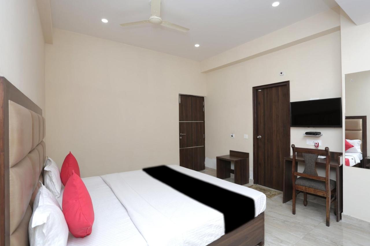 Capital O 37423 Golden Leaf Hotel Dehradun Esterno foto