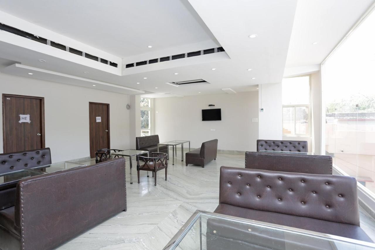 Capital O 37423 Golden Leaf Hotel Dehradun Esterno foto
