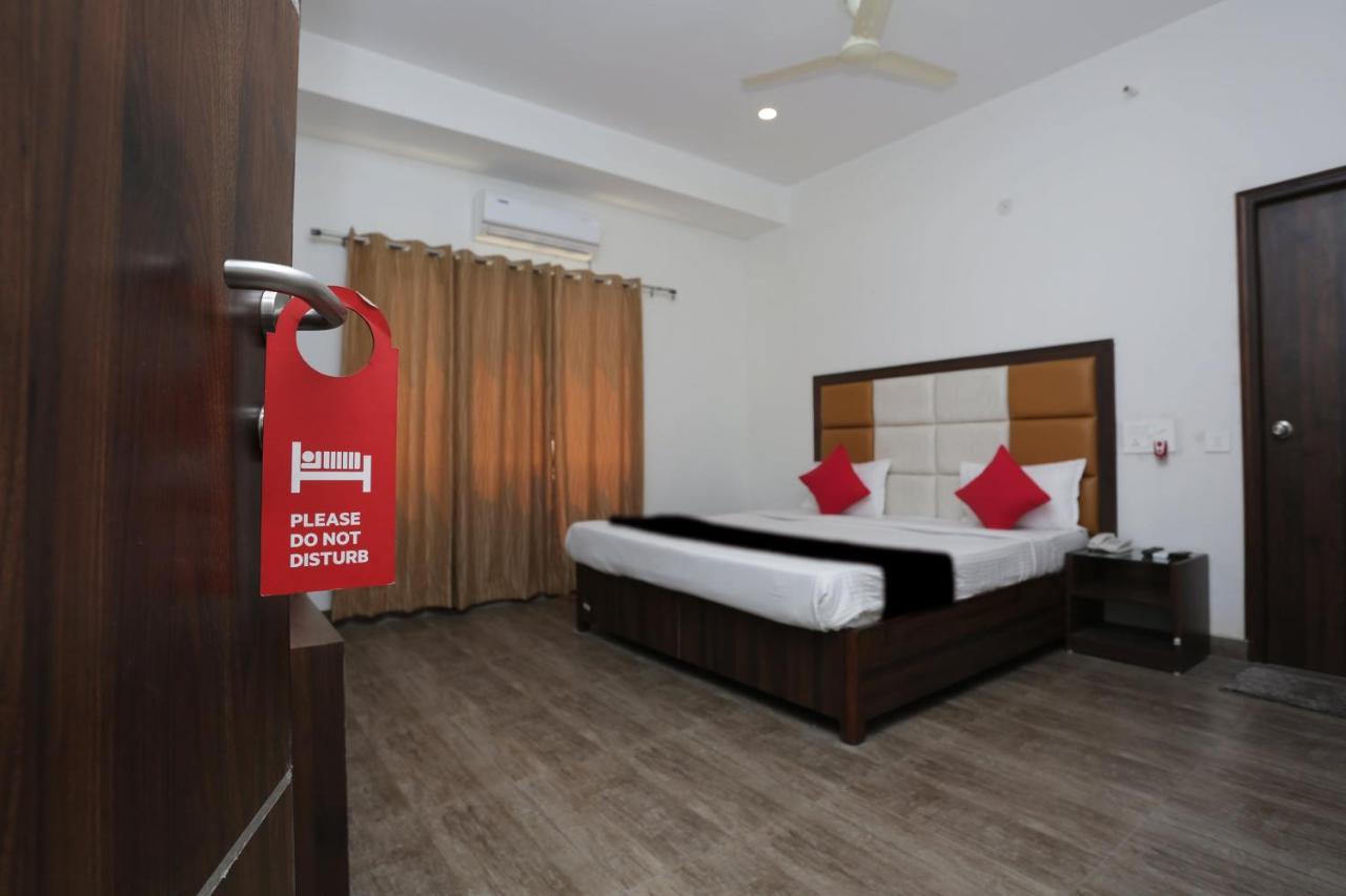 Capital O 37423 Golden Leaf Hotel Dehradun Esterno foto