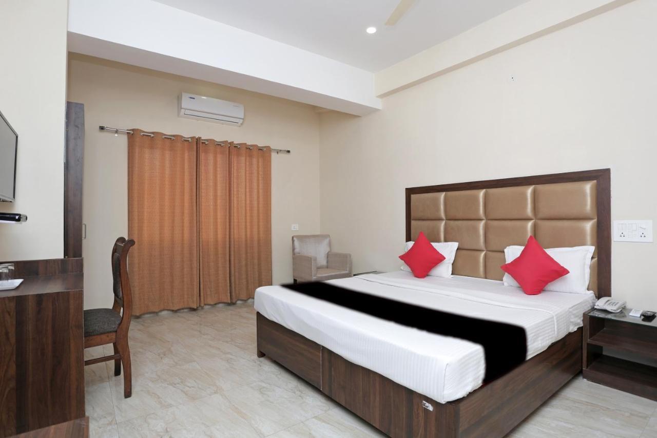 Capital O 37423 Golden Leaf Hotel Dehradun Esterno foto
